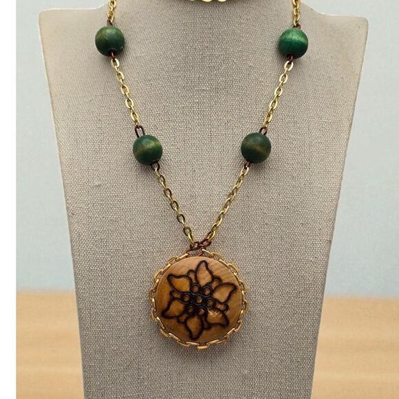 Vintage Green Bead Reversible Floral Pendant Boho Necklace - Picture 6 of 7
